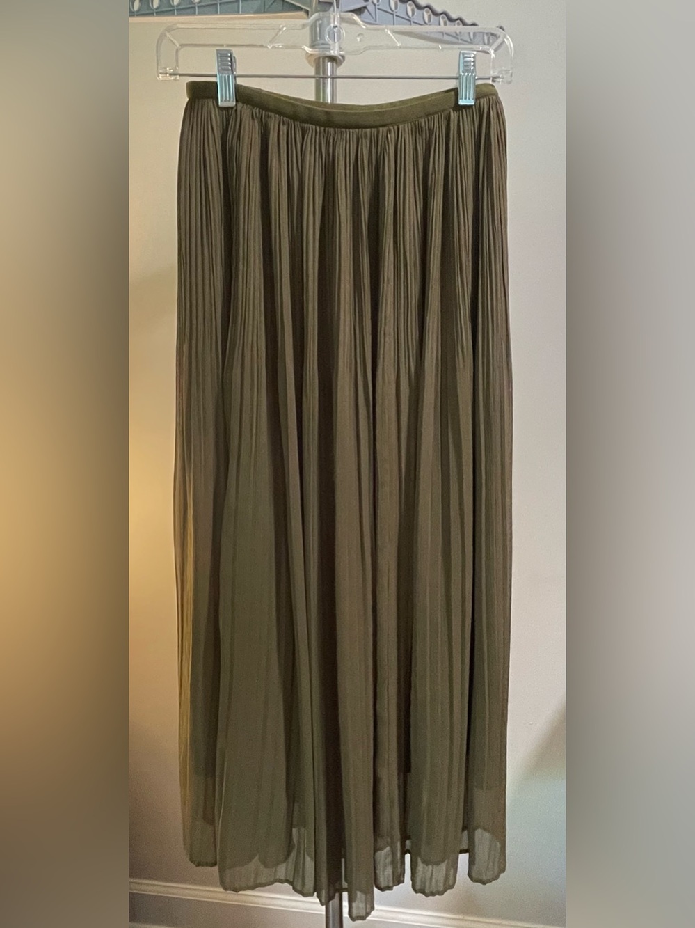 Uniqlo Olive Pleated Skirt